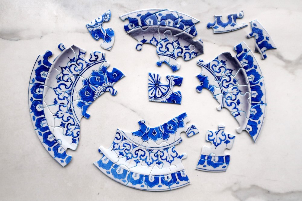 assiette cassée (motif bleu-blanc)
